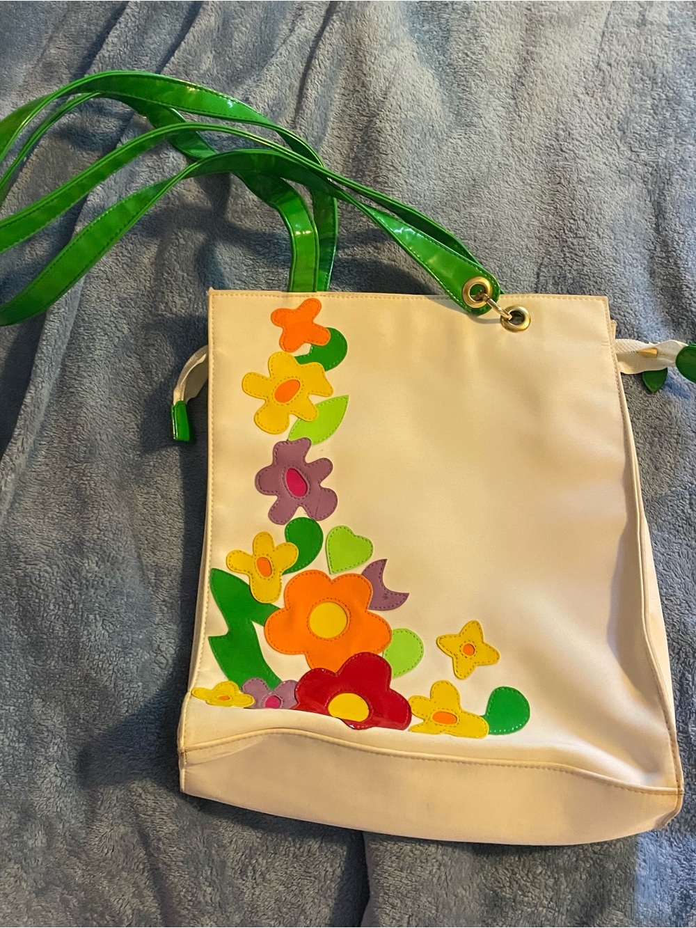 70s retro White Floral Applique Shoulder Bag with Green Patent Strap